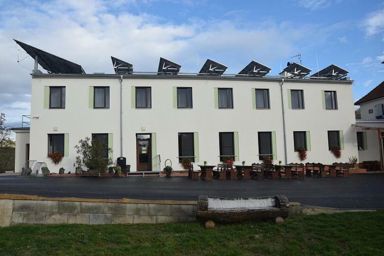 Jeleni Farma Jecmeniste Otel Vrbovec Dış mekan fotoğraf
